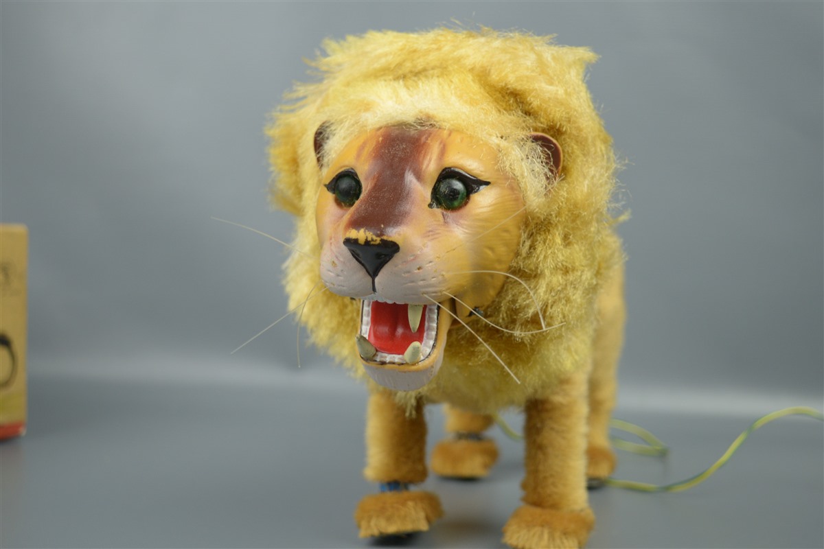 Vintage Rosko Toy Battery Operated RC Growling Walking Lion In Box